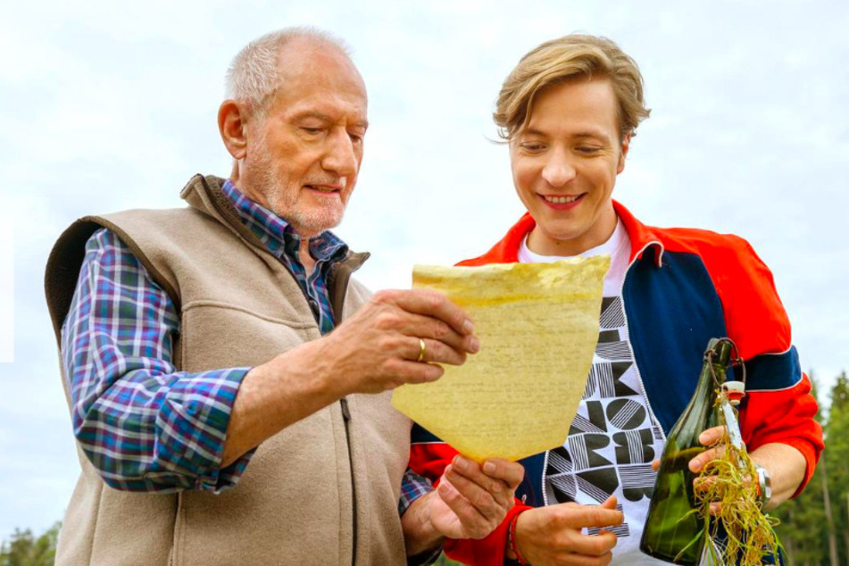 Alfons (Sepp Schauer, 72) und Gerry (Johannes Huth, 32) finden eine Flaschenpost.
