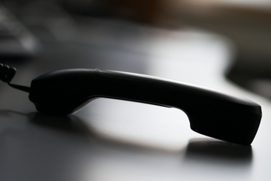 Am Telefon gab sich ein Betrüger als Enkel des Opfers aus. (Symbolbild)