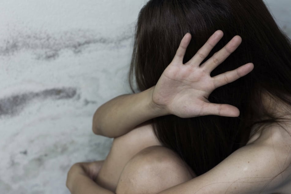 Stieftochter (11) vergewaltigt, Sohn (6) mit heißem Wasser gequält: Prozess gegen 39-Jährigen beginnt