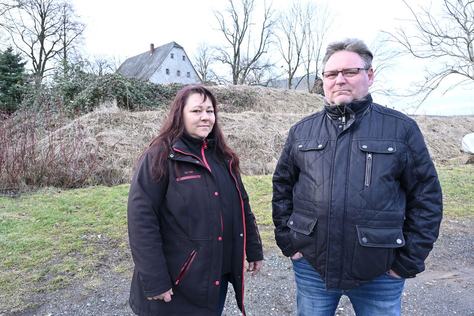 Katja Nitsch-Sehrer (45) und Sven Sehrer (59) kämpfen mit weiteren Anwohnern gegen die Sanierungspläne für das alte Gehöft "An den Gütern" in Mittelbach.