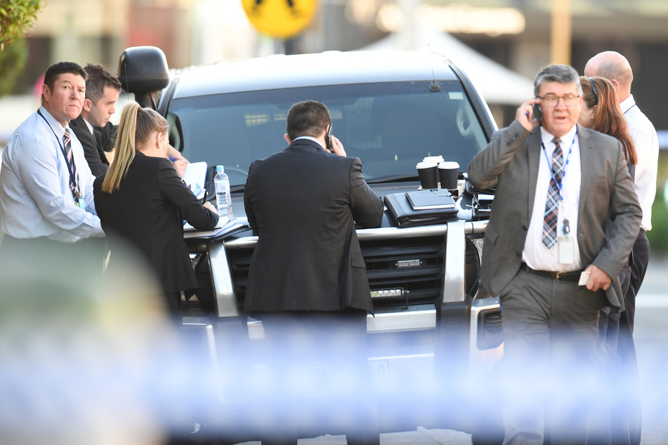 Polizisten sind am Tatort der Messerattacke in Melbourne im Einsatz.