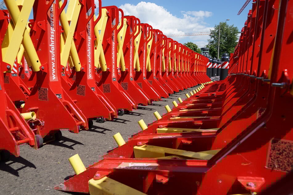 Um die Flächen zu sichern, nutzt die Stadt verschiedene Sperrelemente.