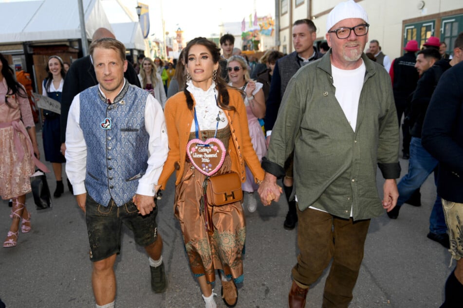 Auf dem diesjährigen Oktoberfest besuchte Oliver Pocher (48, l.) Freundin Cathy Hummels (38).