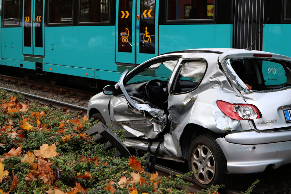 Peugeot stößt mit U-Bahn zusammen: 61-Jährige schwer verletzt im Auto eingeklemmt