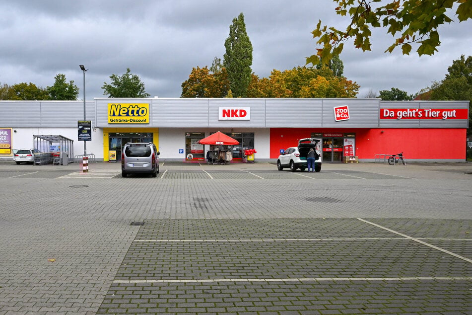 Im Supermarkt links klaute der Mann das Messer, um rechts den Laden zu überfallen.