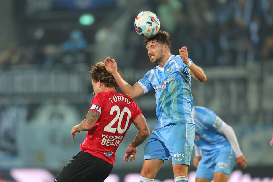 "Das wird keine leichte Aufgabe." Tom Baumgart (28, am Ball) und seine Himmelblauen müssen sich in Reichenbach strecken.