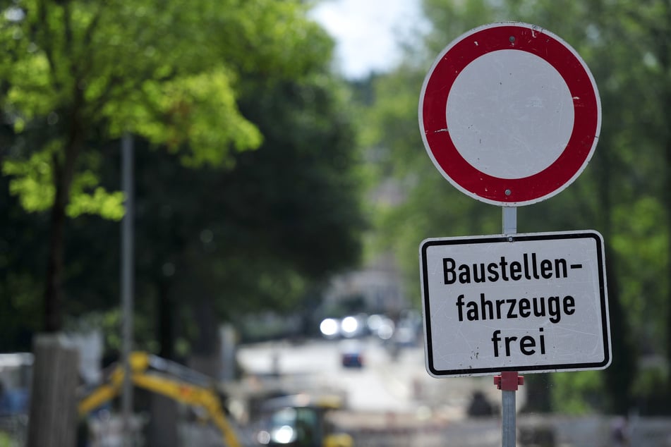 Ab Dienstag wird die Limbacher Straße (Röhrsdorf) zwischen Am Ludwigshof und Beethovenweg voll gesperrt. (Symbolbild)