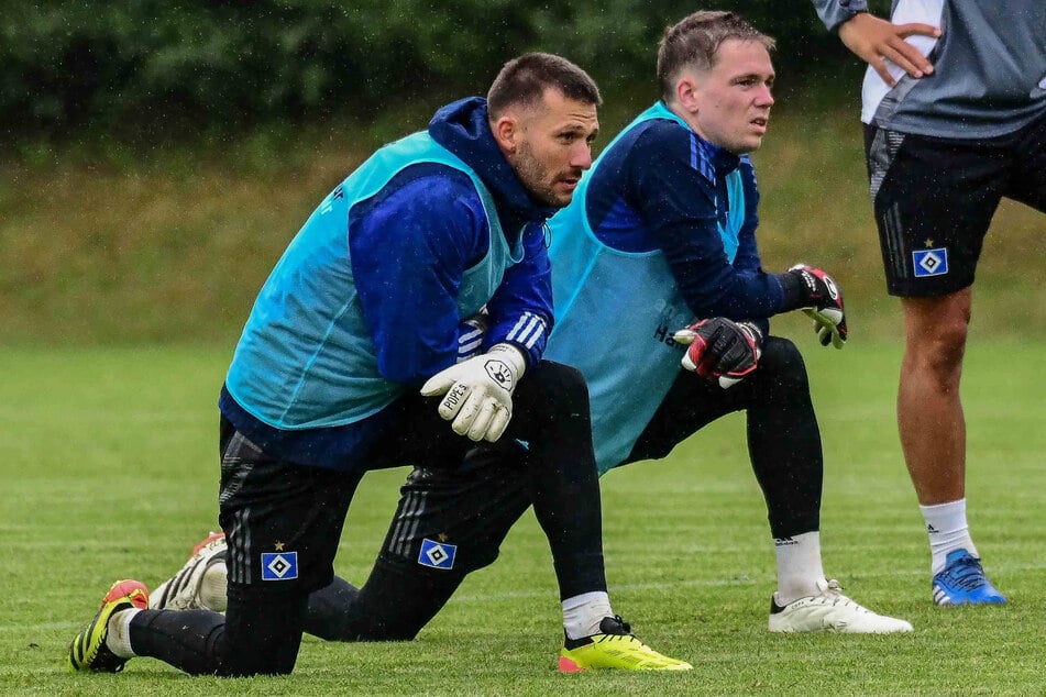 HSV-Keeper Daniel Heuer Fernandes (31, l.) fehlte auch am Dienstag im Training der Rothosen. Der Schlussmann laboriert weiter an seinen Adduktorenproblemen.