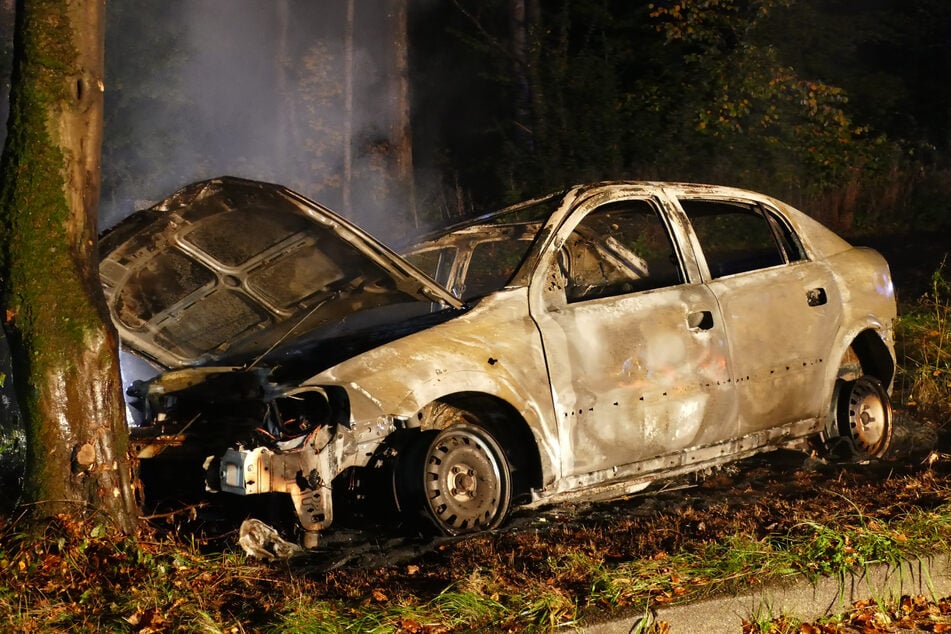 Der ausgebrannte Opel wurde von der Polizei sichergestellt.