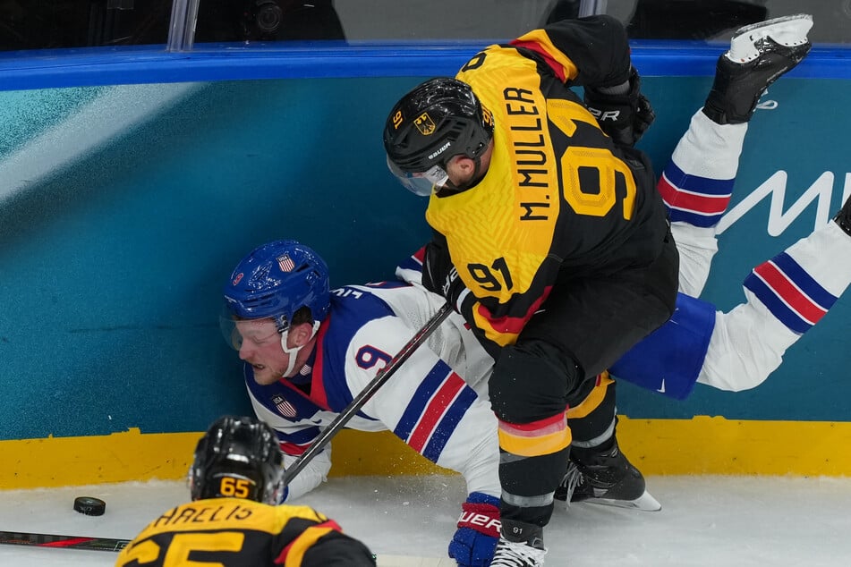 Moritz Müller (39) im Zweikampf mit dem Amerikaner Matthew Tkachuk (28) von den Florida Panthers.