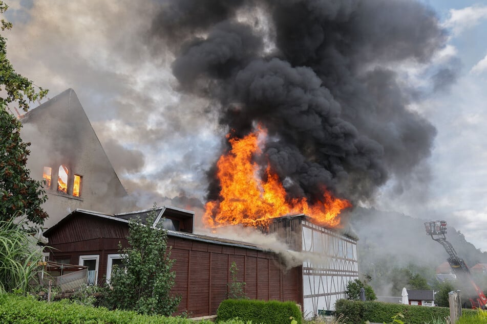 Flammen-Inferno auf Vierseitenhof: Zwei Feuerwehrleute verletzt