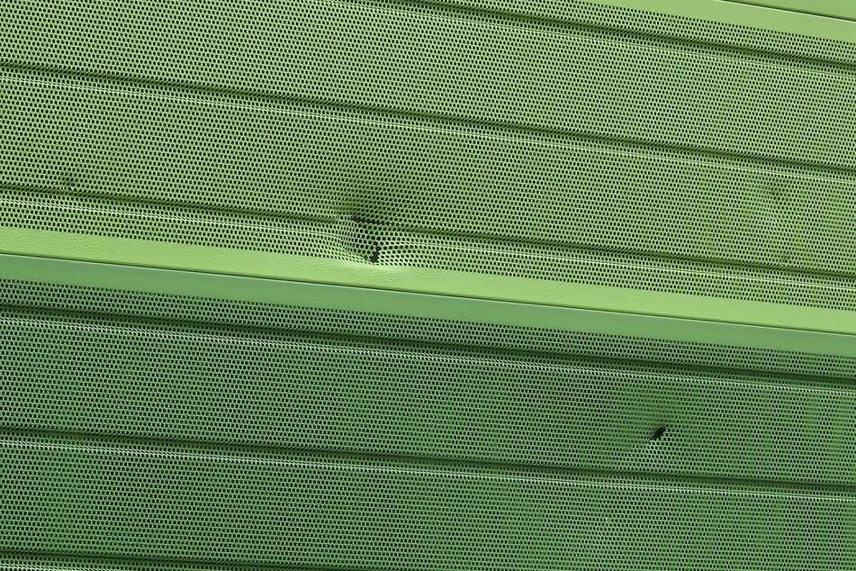 Die Schallschutzmauer am Gleis wurde glücklicherweise nur leicht beschädigt.