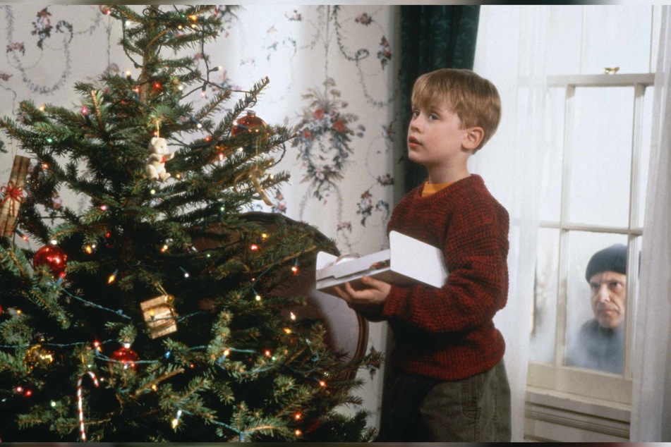 Während der nichtsahnende Kevin (Macaulay Culkin, l.) den Weihnachtsbaum schmückt, lauert Harry (Joe Pesci, r.) auf eine Gelegenheit, das Haus auszurauben. Sat.1 zeigt "Kevin - Allein zu Haus" das zehnte Jahr in Folge an Heiligabend.