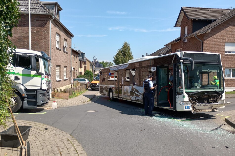 In Bornheim kam es zu einer Kollision zwischen einem Schulbus und einem Lastwagen.