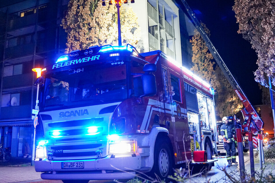 Die Feuerwehr in Darmstadt rückte in der Nacht zu Mittwoch aus, um einen Brand im fünften Stock eines Wohnhauses zu bekämpfen.