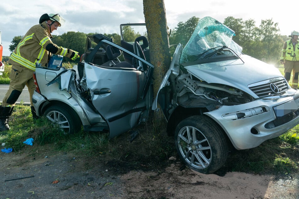 Überholmanöver geht schief: Mercedes kracht gegen Baum