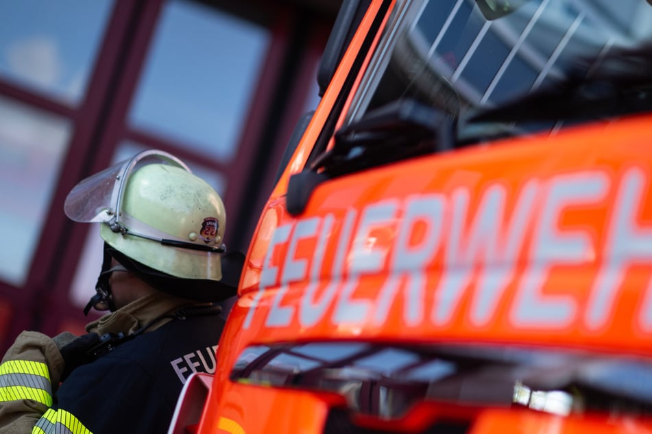 Die Kölner Feuerwehr warnt die Bevölkerung vor starker Rauchbildung rund um die Einsatzstelle. (Symbolbild)