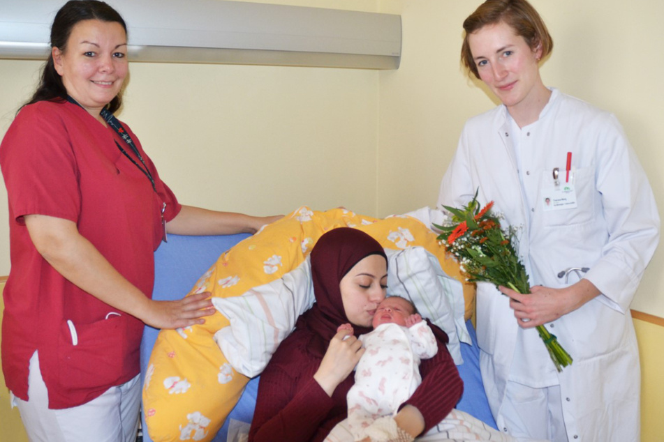 Stellvertretend für das Team der Geburtshilfe gratulieren Ärztin Theresa Berg und Schwester Sylvia Weigelt zur Geburt.
