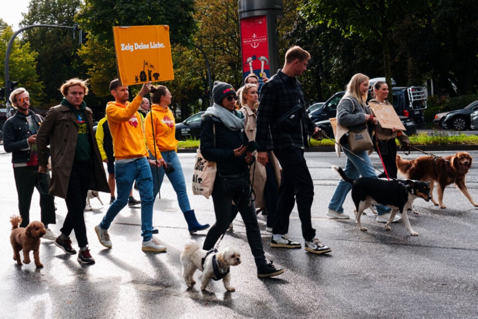 Im vergangenen Jahr nahmen Hunderte Menschen und Hunde an der "Paw Parade" in Hamburg teil. Werden es in diesem Jahr sogar mehr?