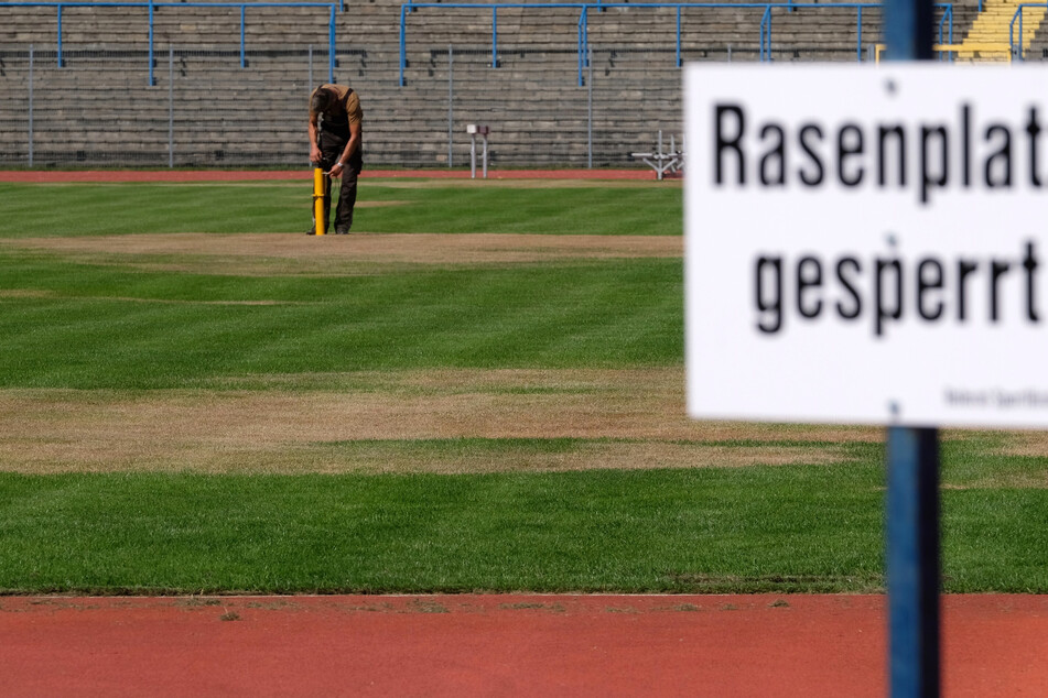 Vor dem Pokalspiel zwischen Teutonia Ottensen und RB Leipzig haben Unbekannte eine giftige Substanz auf den Rasen aufgebracht und den Bewuchs geschädigt.