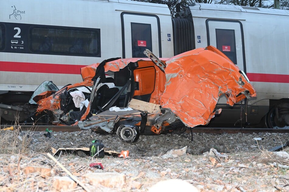 Nach ICE-Crash bei Hamburg: Weiterhin Behinderungen im Bahnverkehr