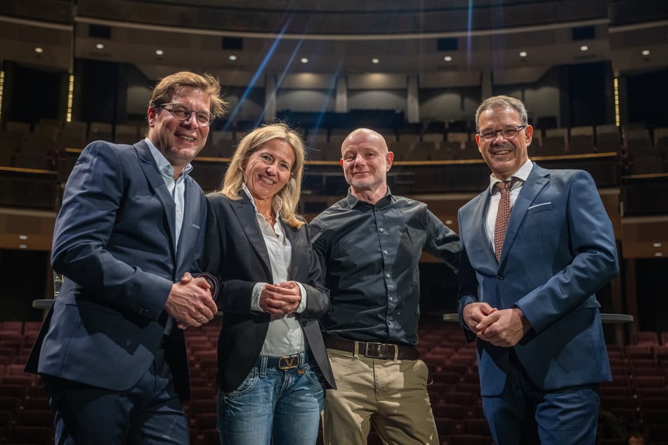 In Gala-Laune (v.l.): Axel Brüggemann (53), Annett Reeder, Stefan Schmidtke (56) und Christoph Dittrich (58).