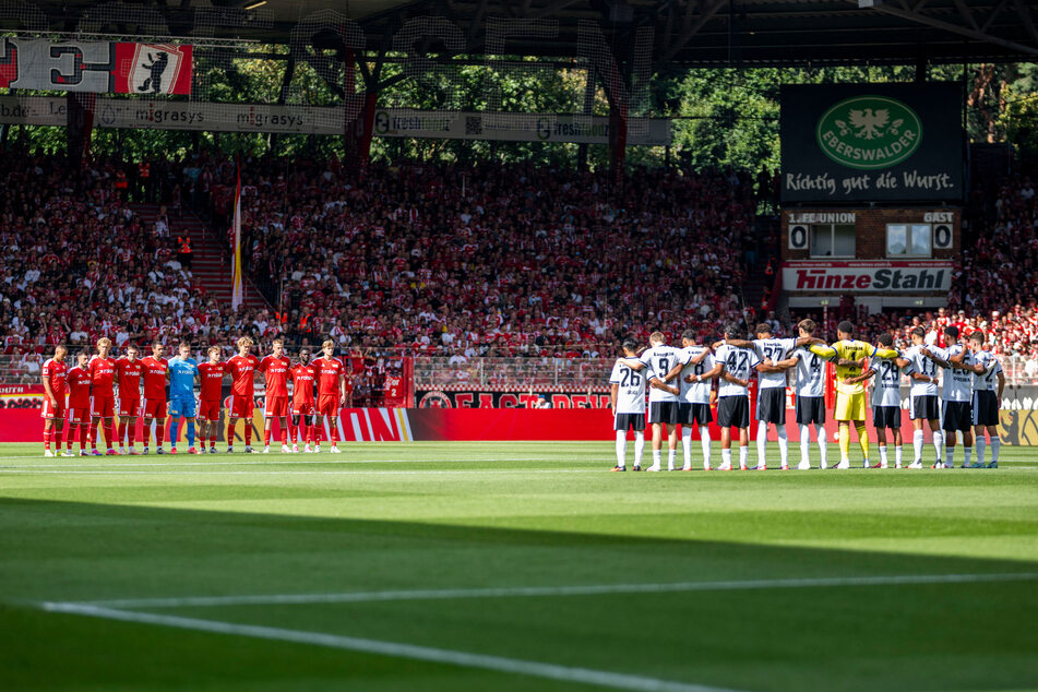 Vor Anpfiff gab es beim Auftakt von Union Berlin eine Schweigeminute.