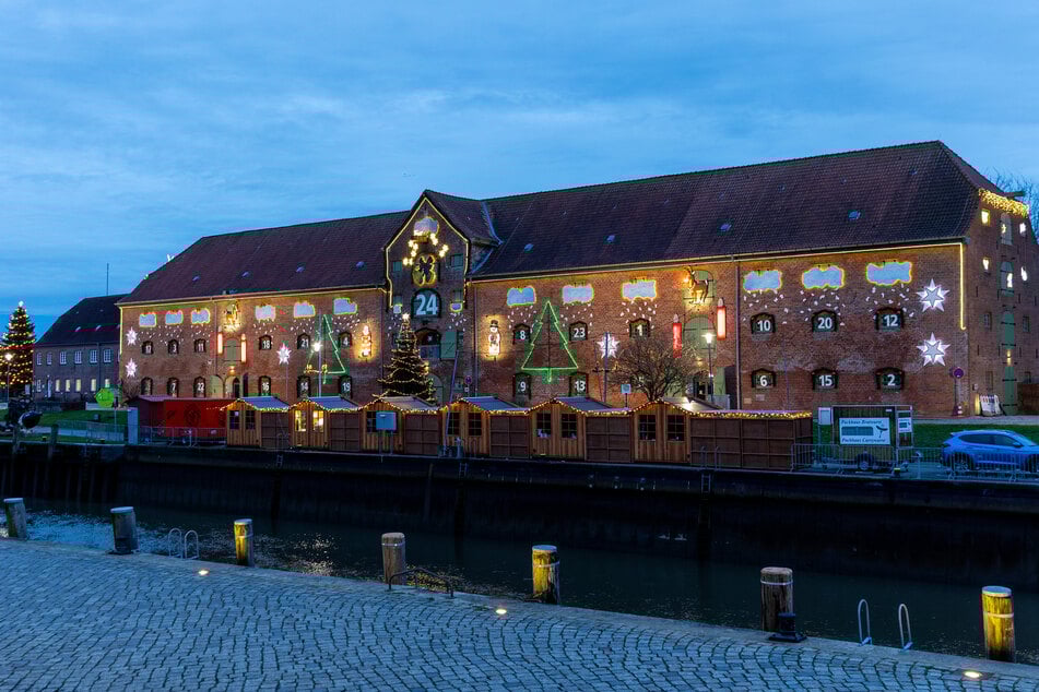 Auch im Inneren des Packhauses geht es festlich zu: An den Adventswochenenden wird dort Kunsthandwerk angeboten.