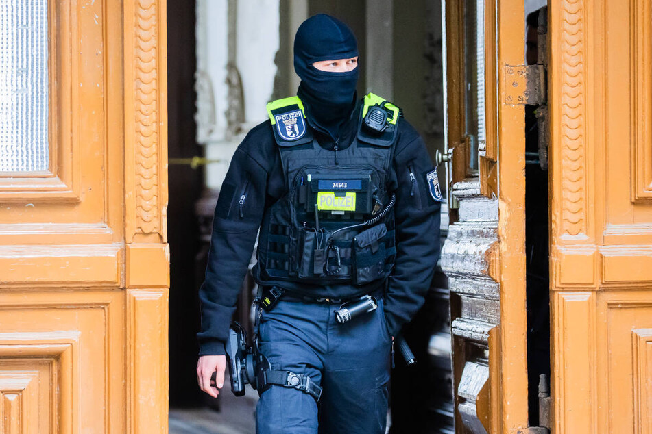Die Polizei hat am vergangenen Mittwoch vier Objekte der Letzten Generation in Berlin durchsucht, darunter die Wohnung von Pressesprecherin Carla Hinrichs.
