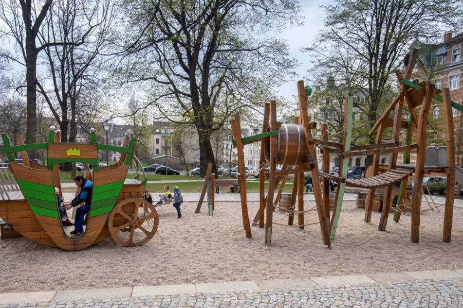 Ein Zeuge, der zu Hilfe eilte, flüchtete vom Spielplatz, nachdem die Angreifer ihm gedroht hatten. (Archivbild)