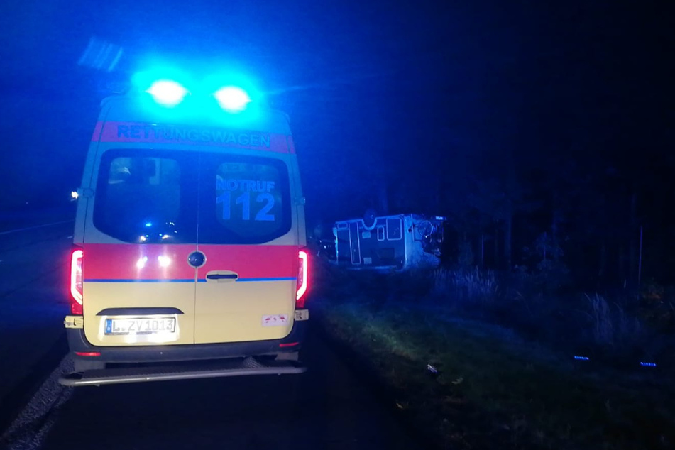 Ein Wohnmobil hat sich am Samstagabend auf der A14 im Landkreis Leipzig überschlagen.