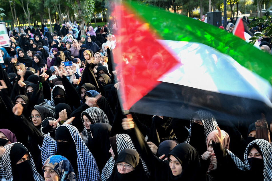 Menschen bei einer propalästinensischen Kundgebung in der türkischen Staat Diyarbakir.