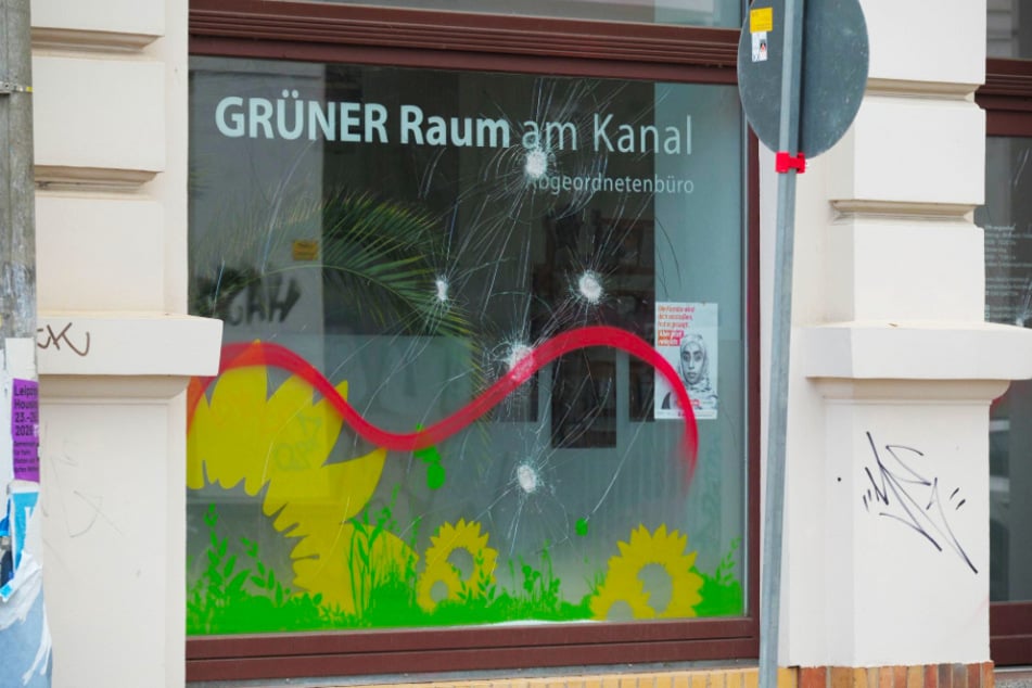 Auch die Fenster zeigen schwere Einschläge.