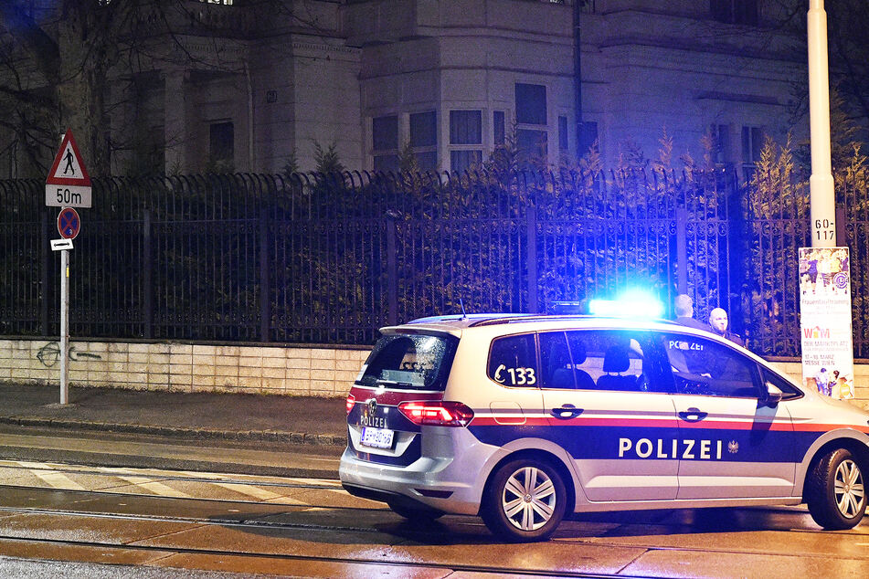 Typ prügelt sich: Bei der Vernehmung "rettet" ihn seine Familie