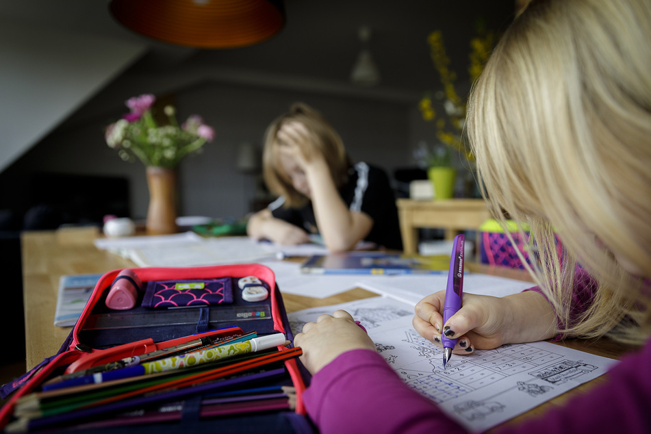Oftmals müssen Schüler sich auch neuen Stoff allein erarbeiten. Der kommt analog oder digital.
