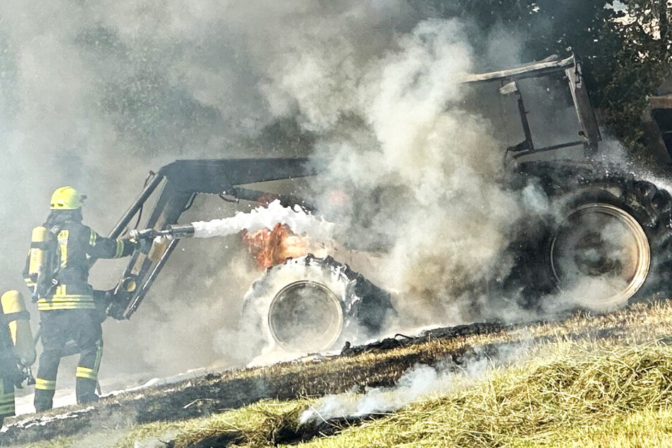 Heuernte im Westerwald: Traktor in Flammen, großer Flächenbrand droht