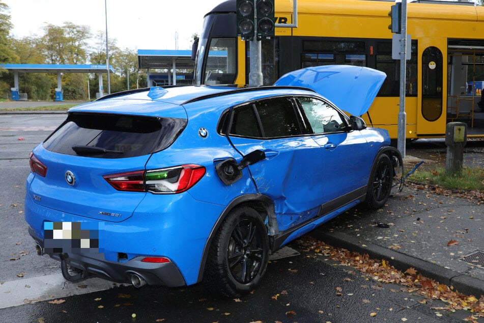Der BMW schleuderte durch den Aufprall mit der Straßenbahn gegen eine Ampel.