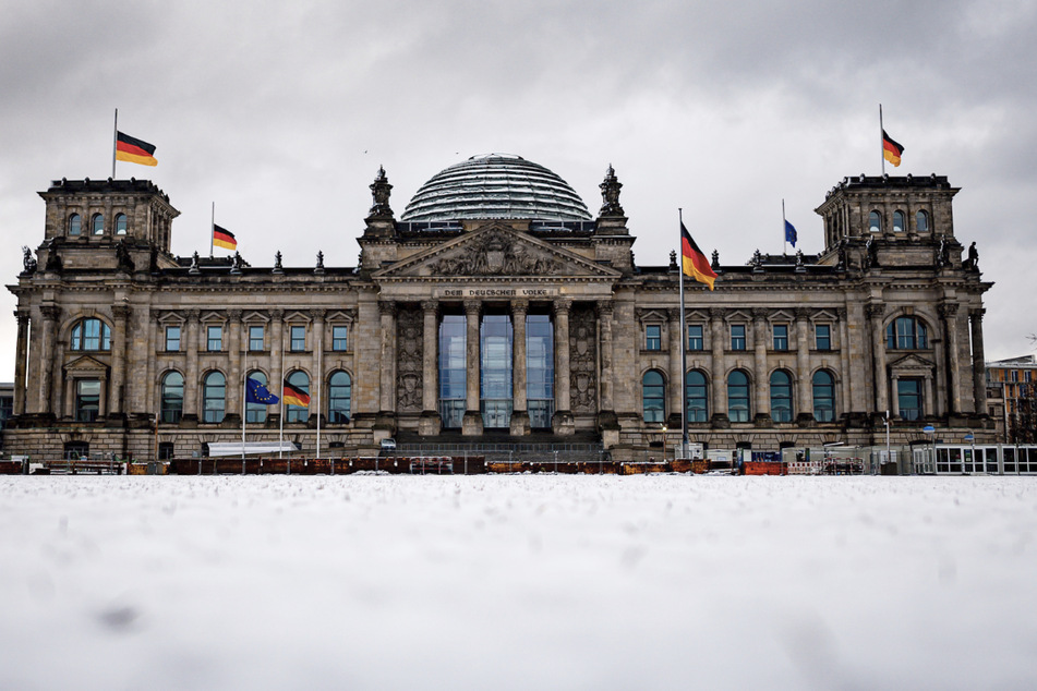 Aufregung im Bundestag. Ein verdächtiger Gegenstand hat einen Bombenalarm ausgelöst.