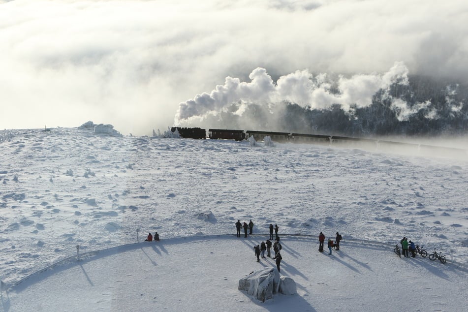 Die Harzer Schmalspurbahn bahnt sich ihren Weg auf den schneebedeckten Brocken. Bilder wie dieses sind in den vergangenen Jahren immer seltener geworden.