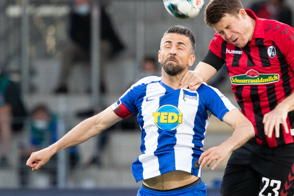 Berlins Vedad Ibisevic (l) in Aktion gegen Freiburgs Dominique Heintz.