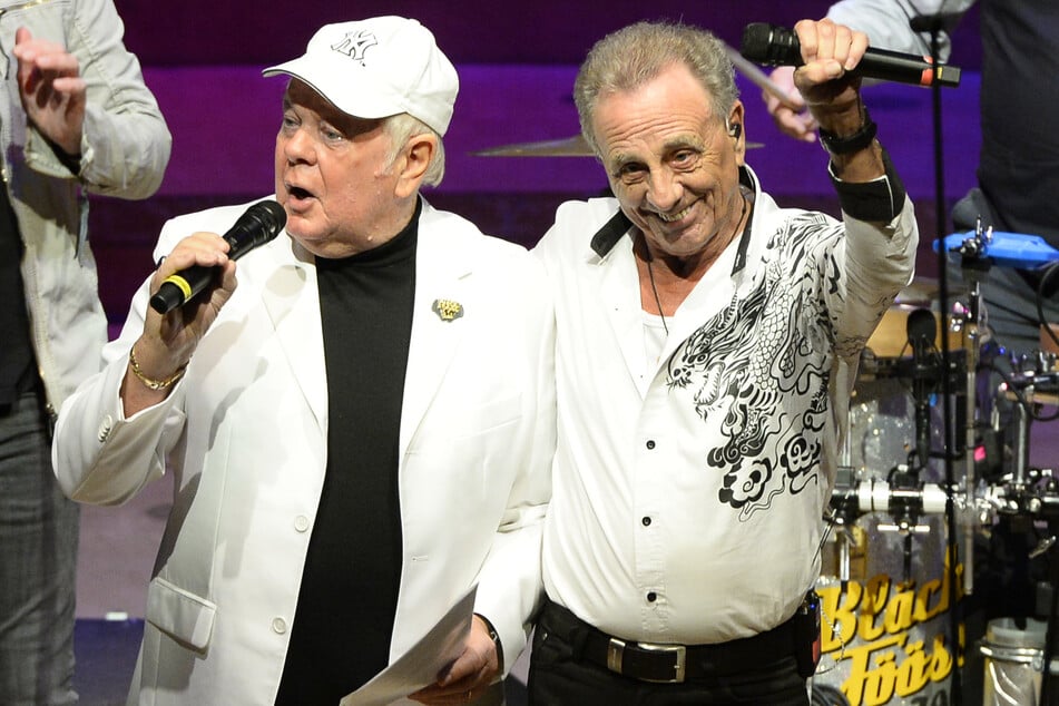 Die Kölner Karnevalsband Bläck Fööss mit Leadsänger Erry Stoklosa (72, r) mit dem Schlagersänger Graham Booney während einer Veranstaltung in der Philharmonie.