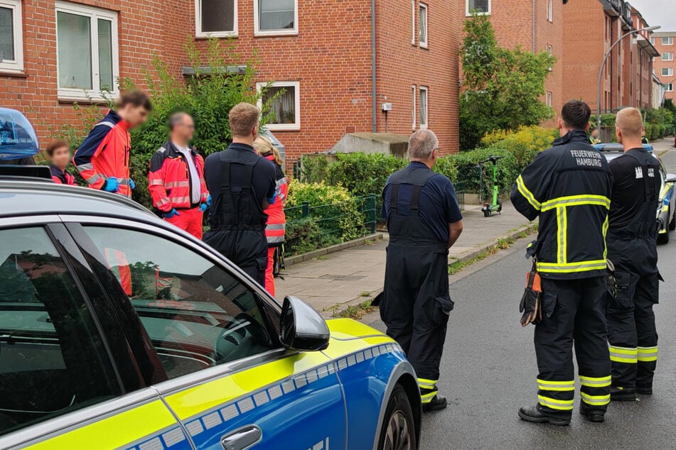 Hamburg: Ehestreit spitzt sich zu: Frau flüchtet über Balkon, Mann verschanzt sich mit Messer in Wohnung