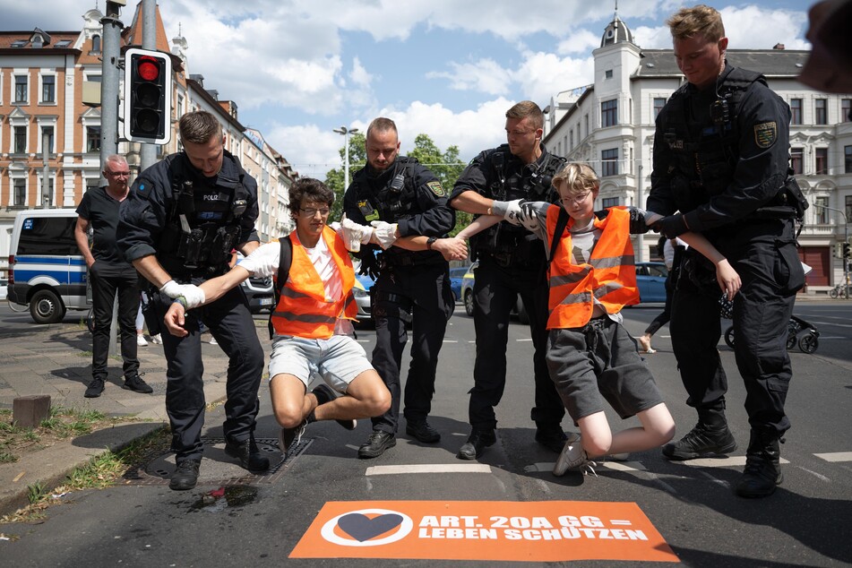 Die Polizei rückt an, wenn sich Klimaaktivisten auf der Straße festkleben. (Archivfoto)