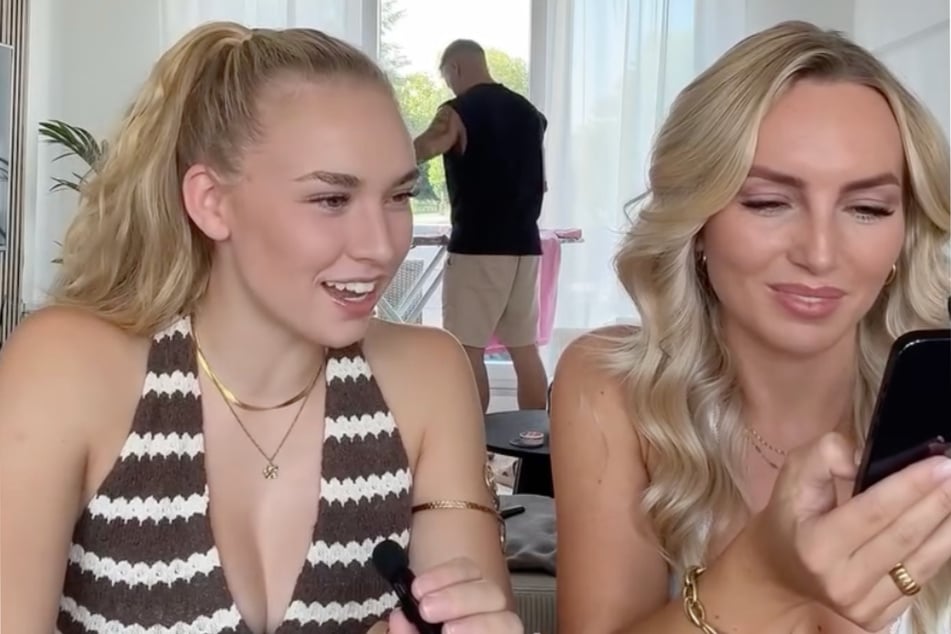 Gemeinsam mit Freundin Sarah Liebich (25) liest Laura Peuker (24) die Chats ihres Ex-Freundes für ihre Instagram-Follower laut vor.