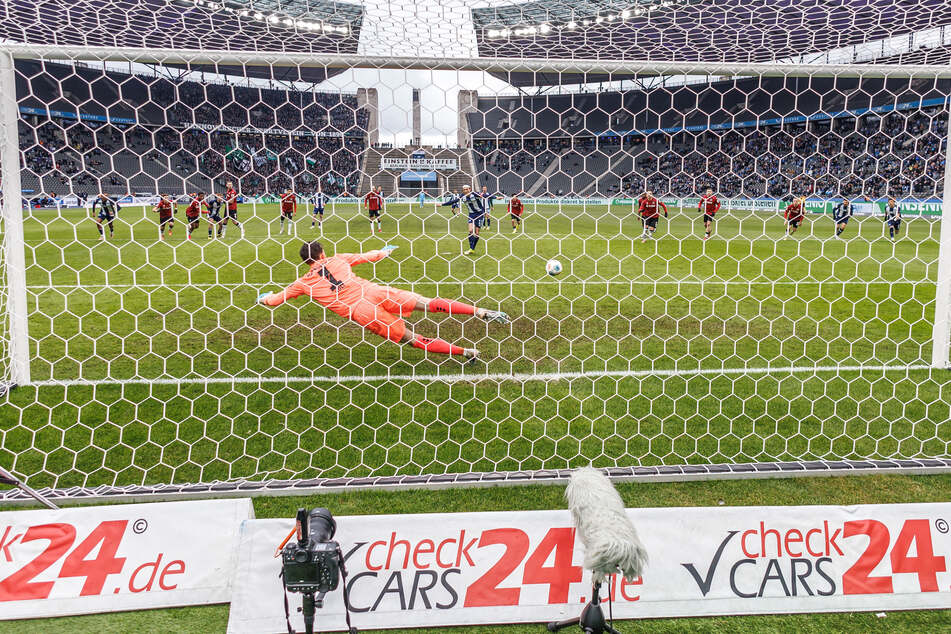 Fabian Reese (M.) verkürzt per Strafstoß auf 1:2 und lässt 96-Keeper Nahuel Noll (l.) keine Chance.