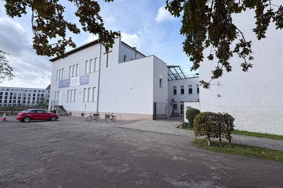 Auch das Gebäude in der Hans-Poeche-Straße wurde angegriffen.