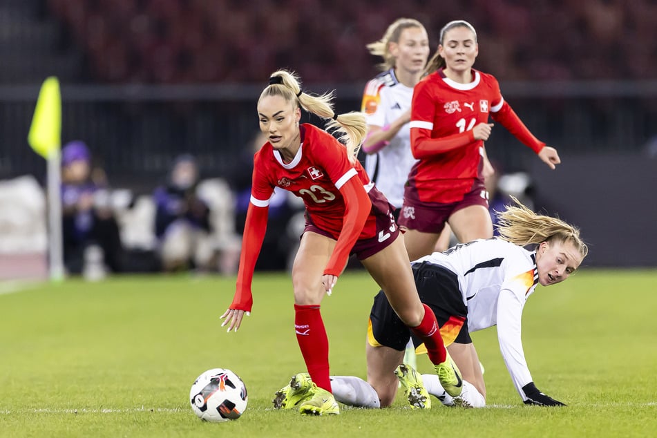 Alisha Lehmann (26, vorn) im vergangenen November beim Länderspiel gegen die deutsche Frauen-Nationalmannschaft.