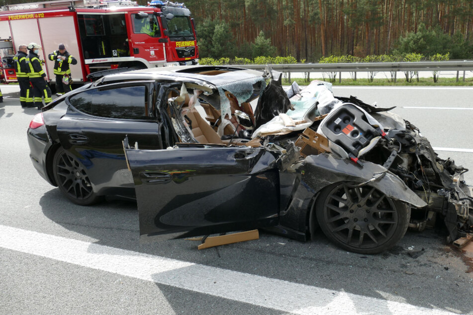 Unfall A: Porsche-Fahrer kracht in stehenden Lkw und stirbt