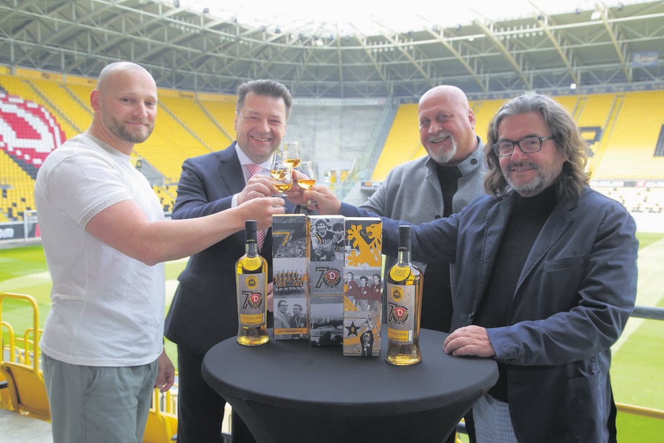Dynamo-Fanshop-Geschäftsführer Felix Lorenz (36), Präsident Holger Scholze (51) und die Manufaktur-Chefs Thomas Michalski (63) und Frank Leichsenring (63, v.l.) probieren den Dynamo-Whisky.