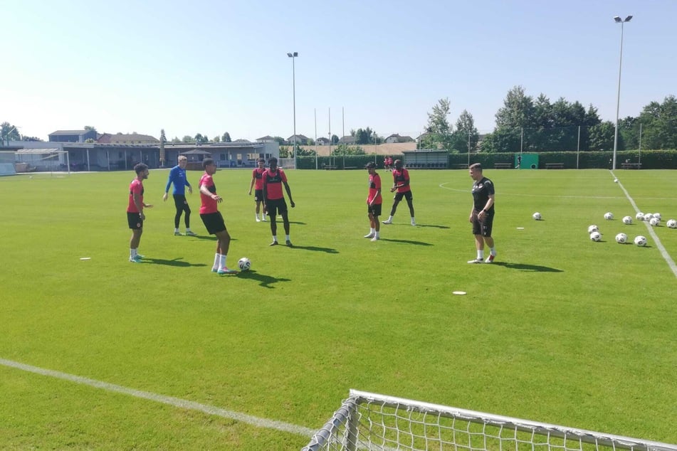 Auch Co-Trainer Tobias Röder lockert die Beine.